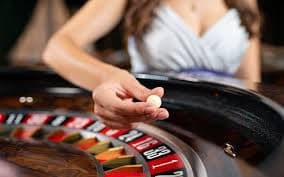 Antarmuka meja Casino Hold'em di soya togel dengan dealer langsung dan kartu komunitas